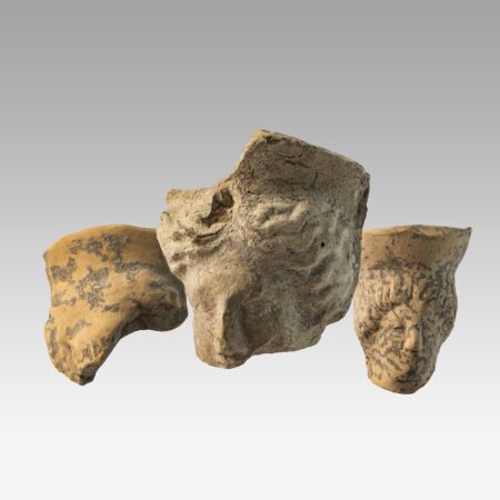 Teste di divinità in terracotta